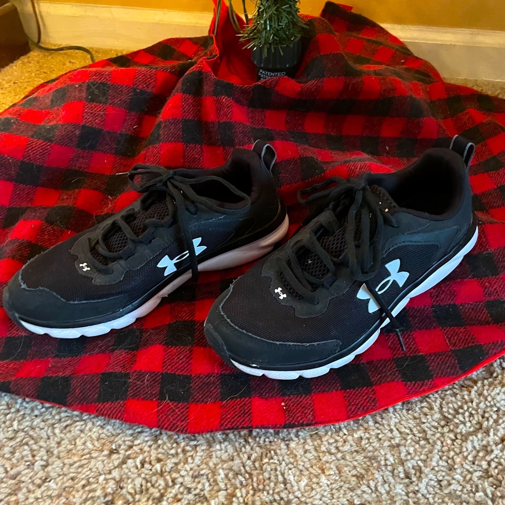 Black Youth Under Armor shoes Size 6
